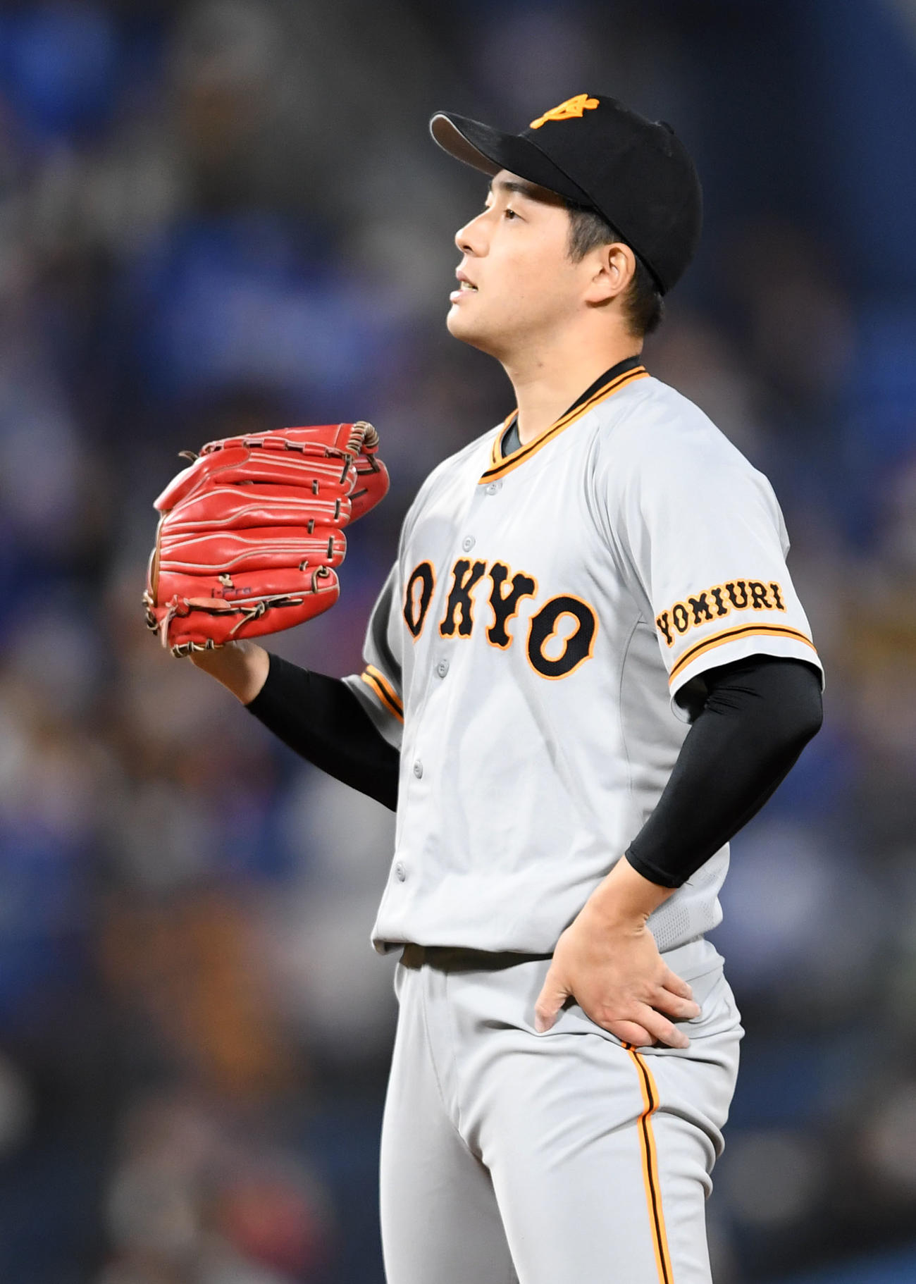 DeNA対巨人　8回裏DeNA無死、佐野に右越え本塁打を浴び肩を落とし大江（撮影・横山健太）