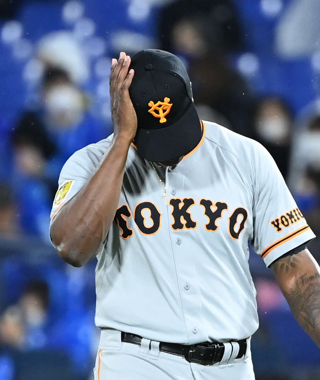 DeNA対巨人　8回裏DeNAに逆転を許したビエイラはベンチに戻りながら頭をたたく（撮影・山崎安昭）