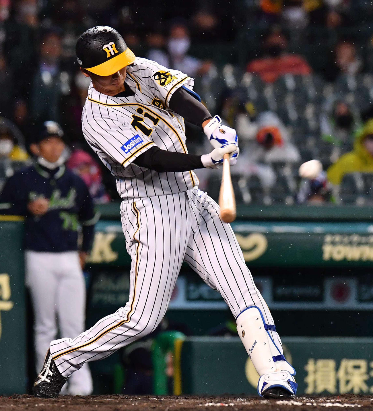 8回裏阪神無死一塁、右中間へプロ初安打となる適時二塁打を放つ井上広大（撮影・上田博志）