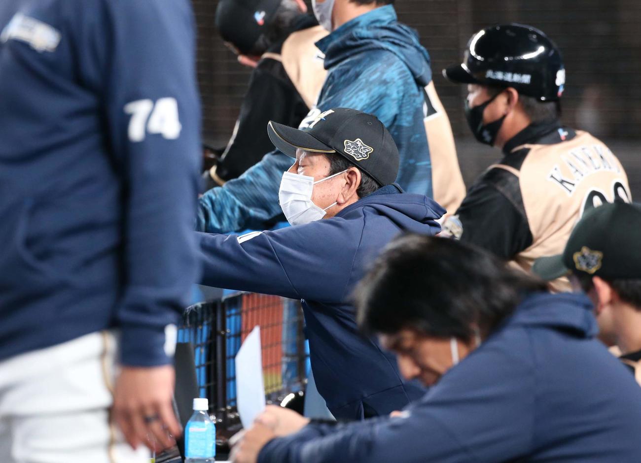 ロッテ対日本ハム　ベンチで渋い表情の栗山監督（撮影・黒川智章）