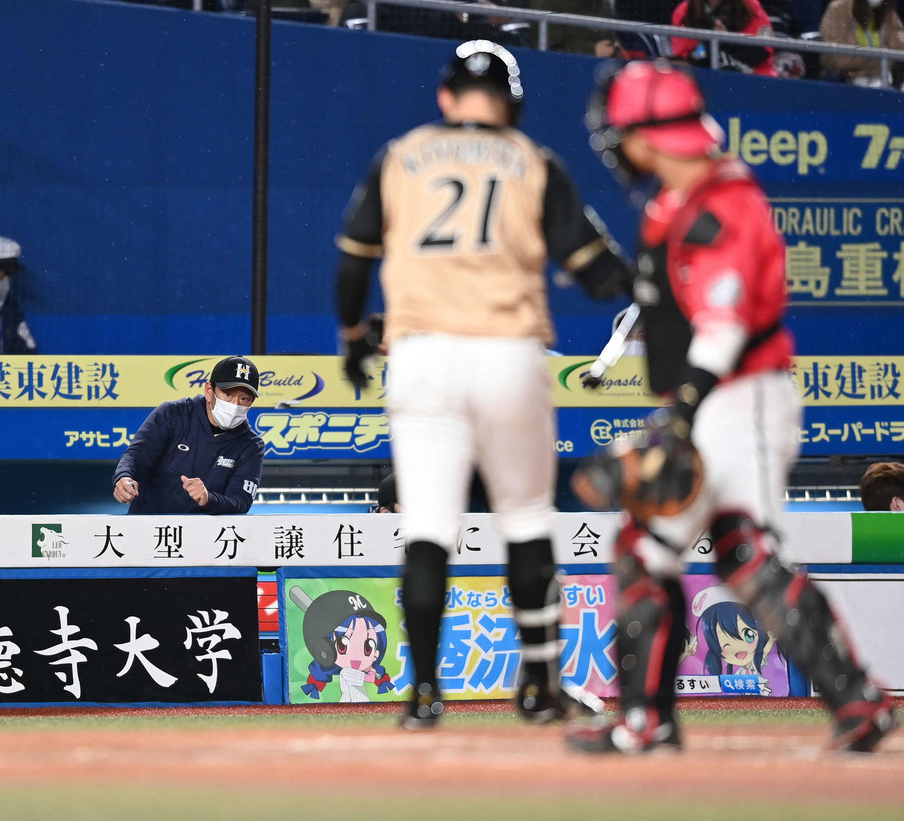 ロッテ対日本ハム　9回表日本ハム1死、代打清宮が空振り三振に倒れ厳しい表情の栗山監督（撮影・鈴木みどり）