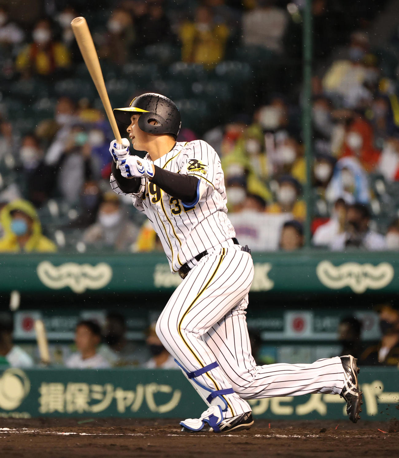 阪神対ヤクルト　8回裏阪神無死一塁、右中間へ適時二塁打を放つ井上広大。これがプロ初安打、初適時打、初打点となる（撮影・清水貴仁）