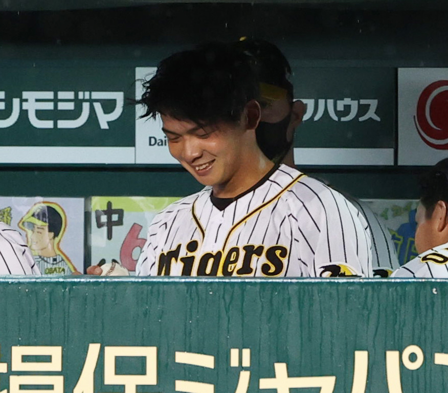 阪神対ヤクルト　8回、プロ初安打、初適時打、初打点の記念球を手に笑顔をみせる井上広大（撮影・清水貴仁）
