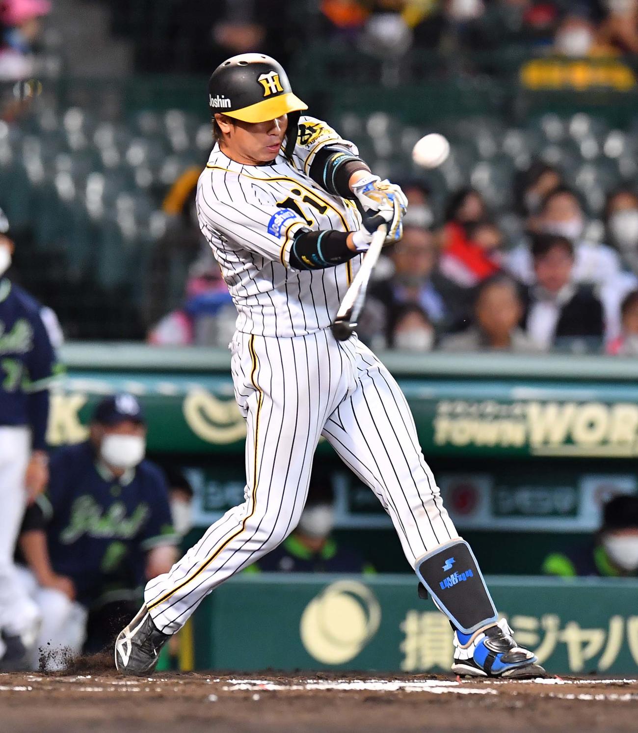 6回裏阪神無死、右翼ポール直撃のソロ本塁打を放つ梅野（撮影・上田博志）