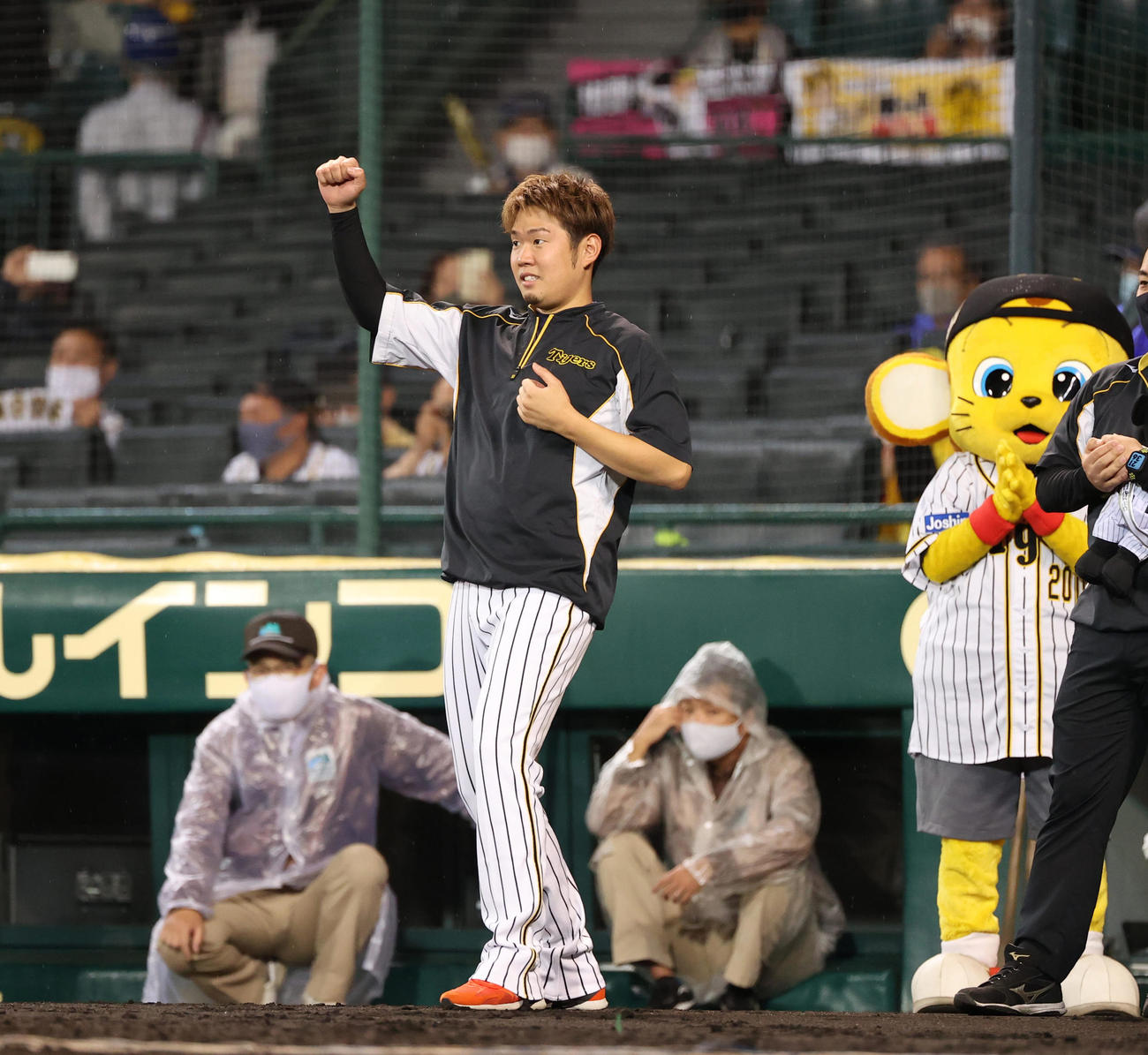 ヒーローインタビューの最後に梅野の「明日も勝つばい」で右手を突き上げる西勇輝（撮影・清水貴仁）