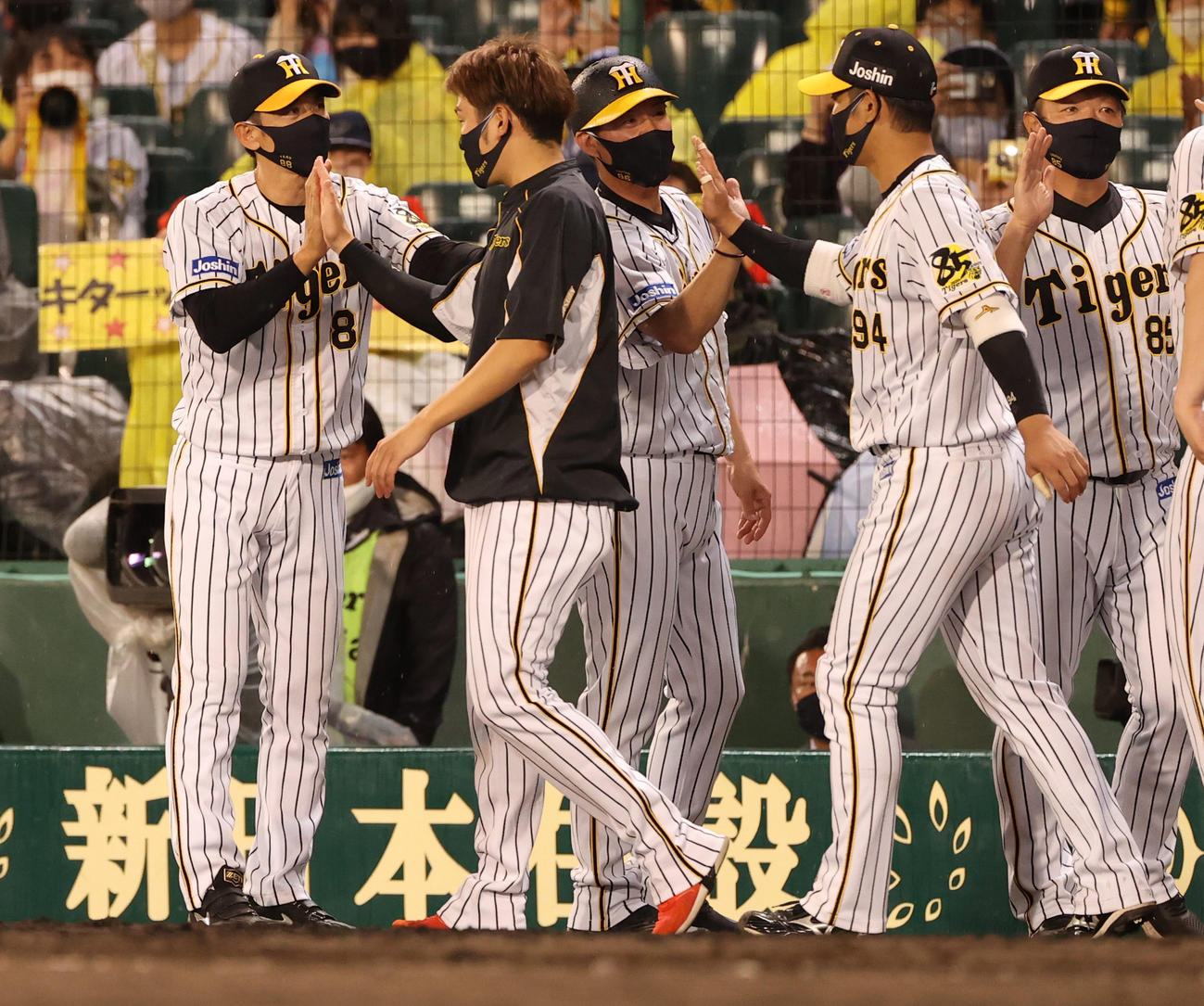 勝利投手の西勇輝（左から2人目）とタッチを交わす矢野耀大監督（左）（撮影・清水貴仁）