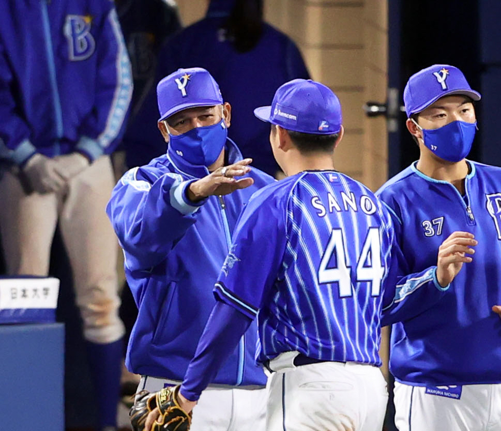 試合後、佐野（手前）を迎えるラミレス監督（左）（撮影・狩俣裕三）