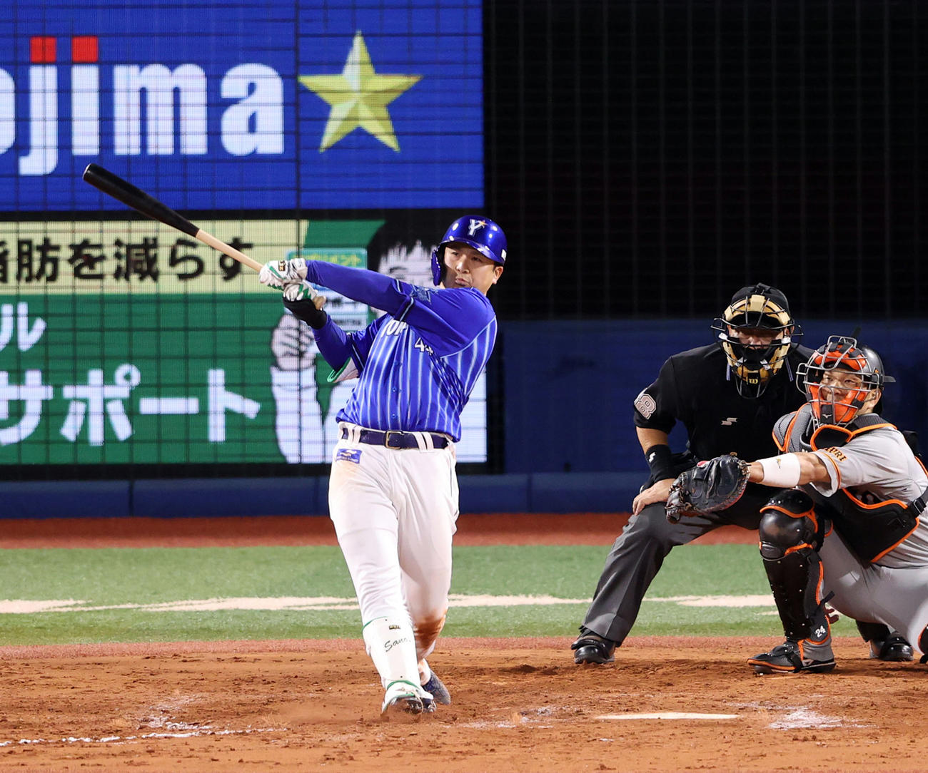 8回裏DeNA無死、ソロ本塁打を放つ佐野恵太（撮影・狩俣裕三）