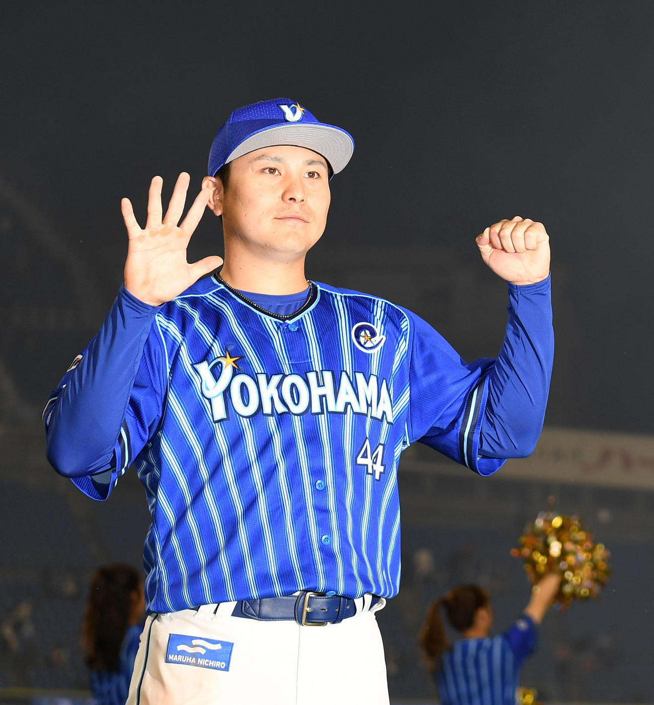 DeNA対巨人　球団タイ記録となる5試合連続本塁打を放ったDeNA佐野は5本指を立てガッツポーズする（撮影・横山健太）