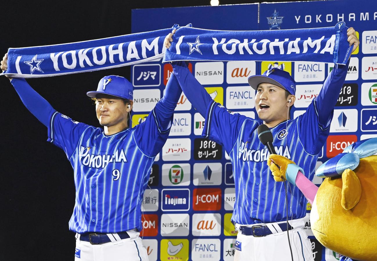 お立ち台でポーズをとるDeNAの大和（左）と佐野（共同）