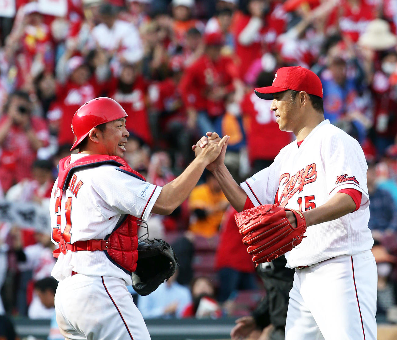 16年4月、勝利し黒田と握手する石原慶幸