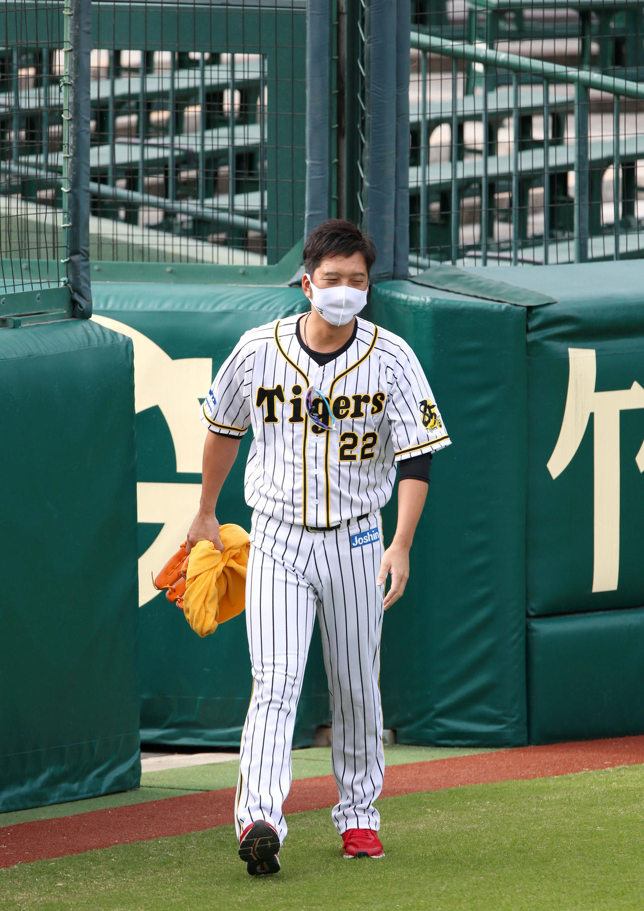 阪神対ヤクルト　試合前の練習で甲子園のグラウンドに現れる藤川（撮影・上山淳一）