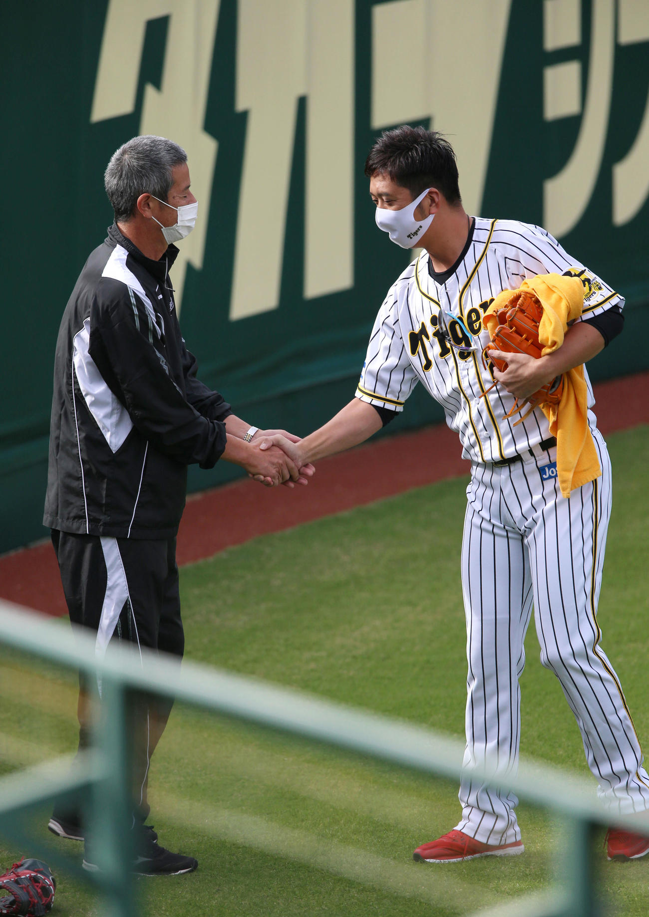 阪神対ヤクルト　試合前の練習で藤川はグラウンドに現れ、関係者と握手する（撮影・上山淳一）