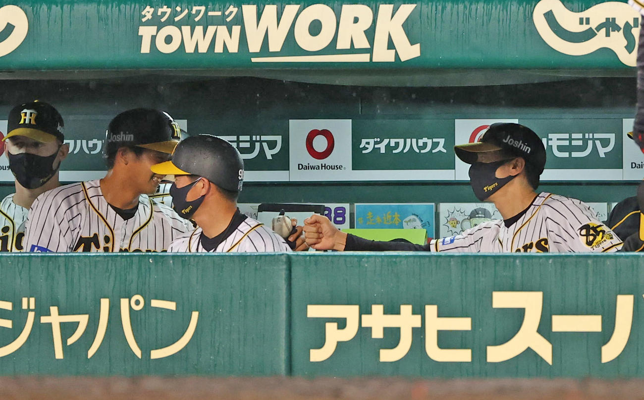 阪神対ヤクルト　8回、プロ初安打の井上広大（左）は矢野耀大監督（右）とグータッチを交わす（撮影・清水貴仁）
