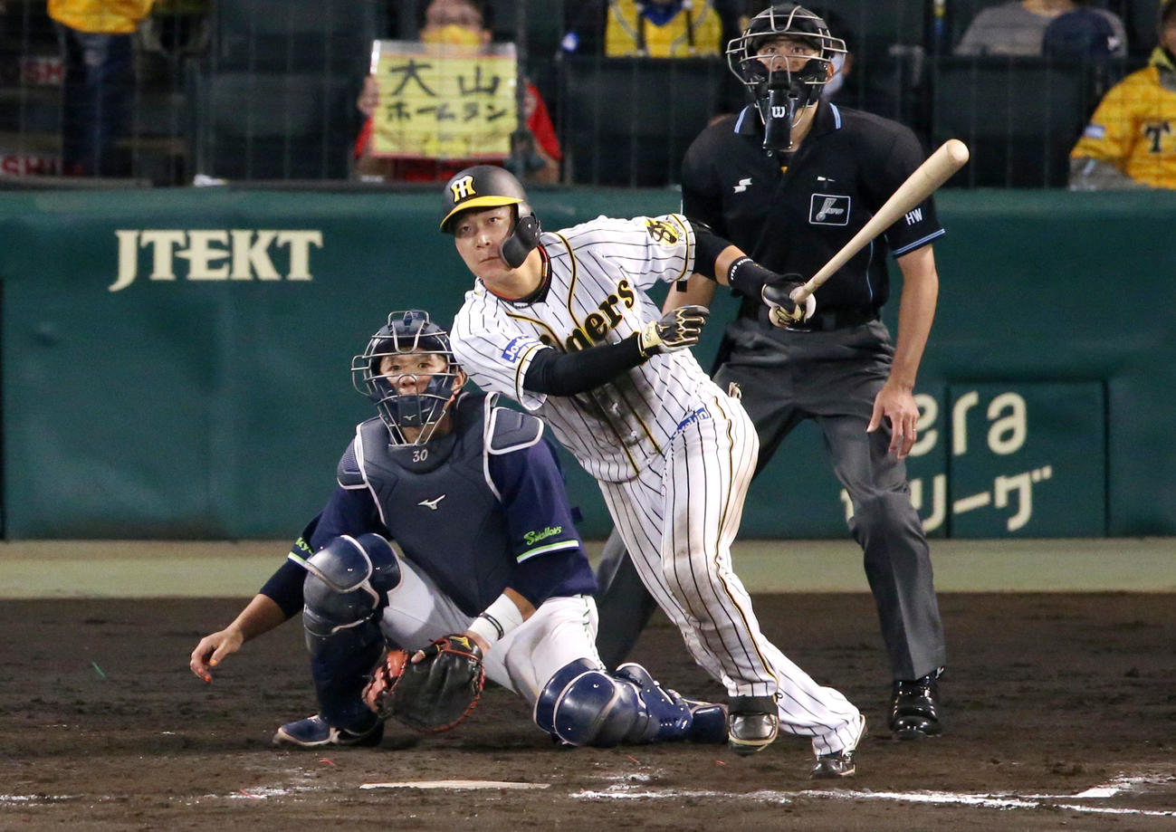 阪神対ヤクルト　7回裏阪神1死二塁、大山は中越え適時二塁打を放つ（撮影・上山淳一）