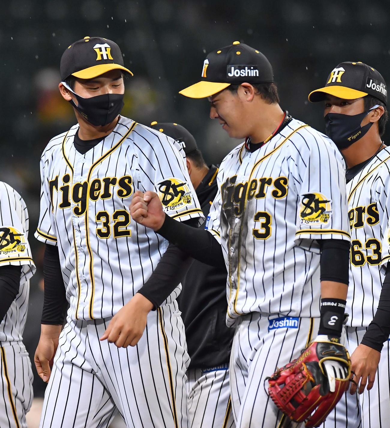 プロ初安打を放った井上広大（左）にグータッチを求める大山（撮影・上田博志）