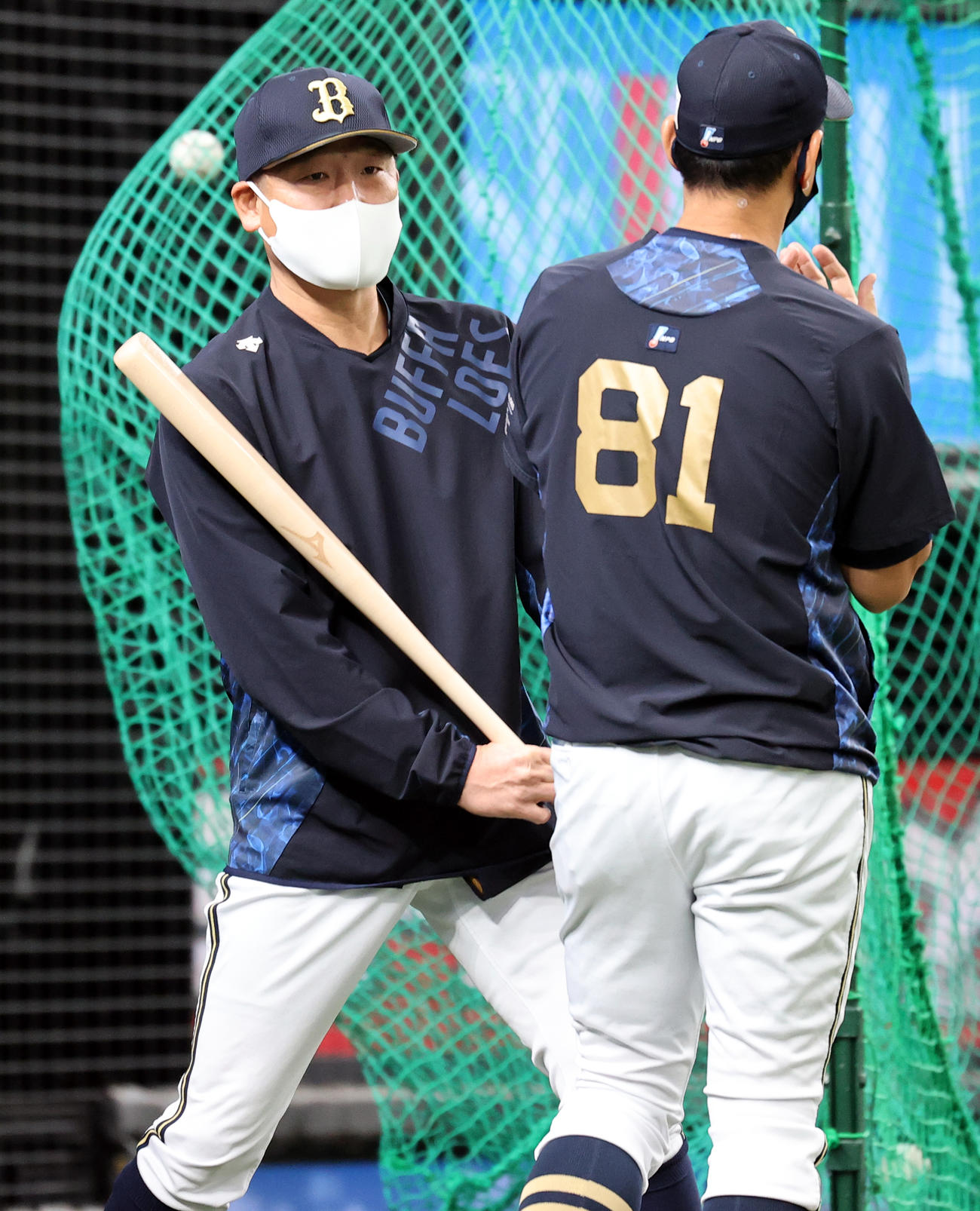 西武対オリックス　田口打撃コーチ（手前）と話し込むオリックス中嶋監督代行（撮影・浅見桂子）