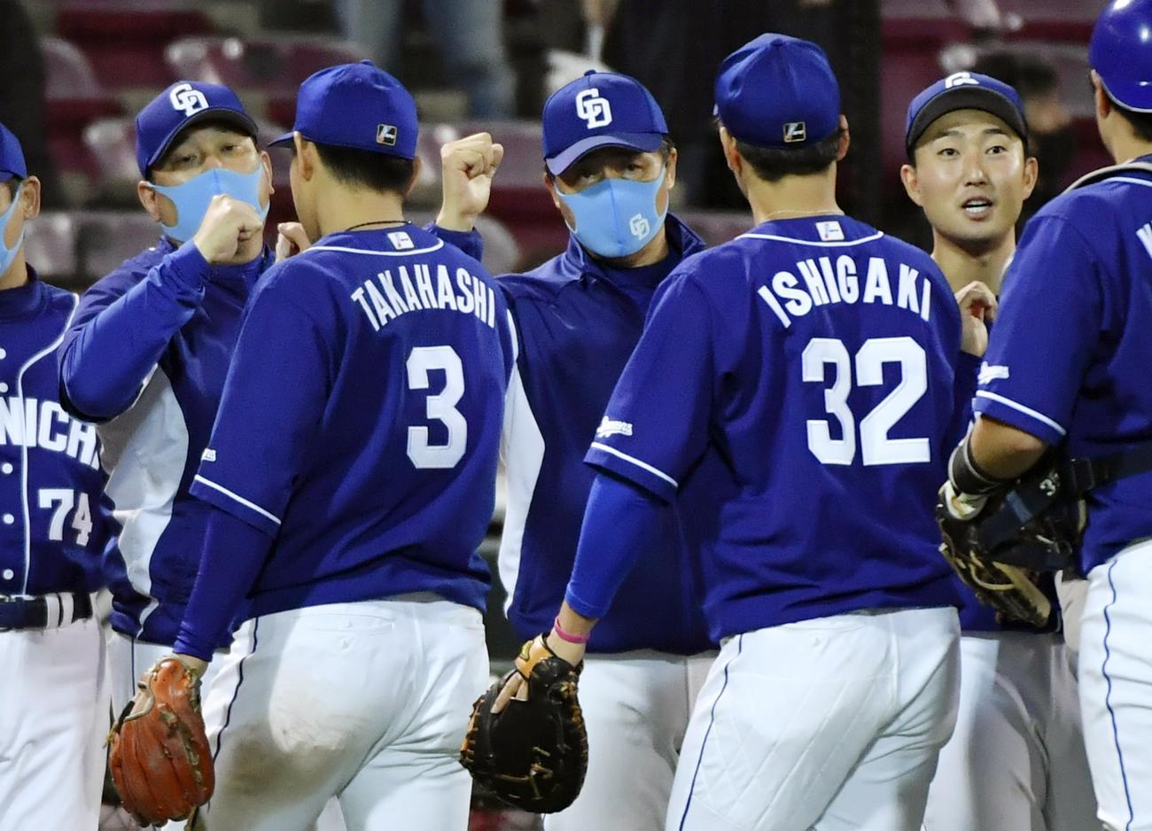6連勝し、ナインを迎える中日・与田監督（中央）＝マツダ（共同）