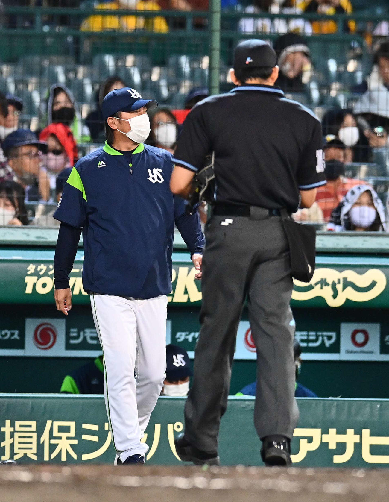 阪神対ヤクルト　投手交代を告げる高津臣吾監督（撮影・上田博志）