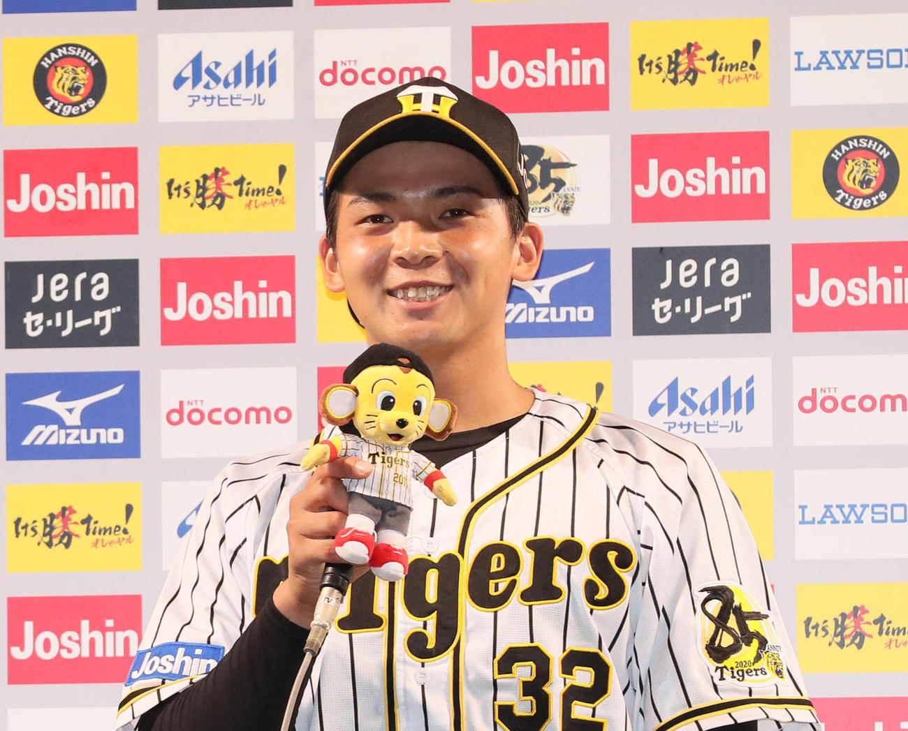 ヒーローインタビューを受ける井上（代表撮影）