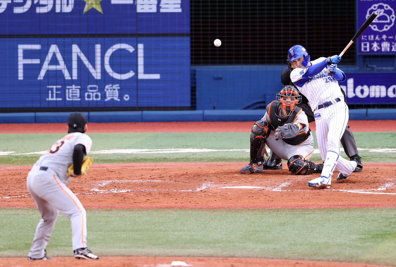 DeNA対巨人　7回裏DeNA無死一、三塁、適時打を放つ伊藤光。投手高梨（撮影・狩俣裕三）