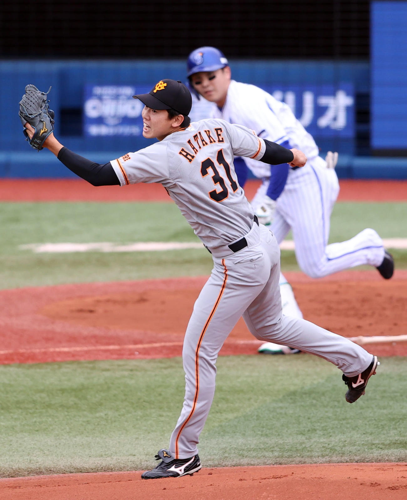 DeNA対巨人　1回裏DeNA1死一塁、佐野（後方）の投ゴロを好捕する畠（撮影・狩俣裕三）