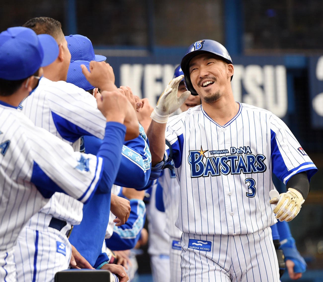 DeNA対巨人　7回裏DeNA無死満塁、右中間へ満塁本塁打を放ち笑顔を見せる梶谷（撮影・横山健太）