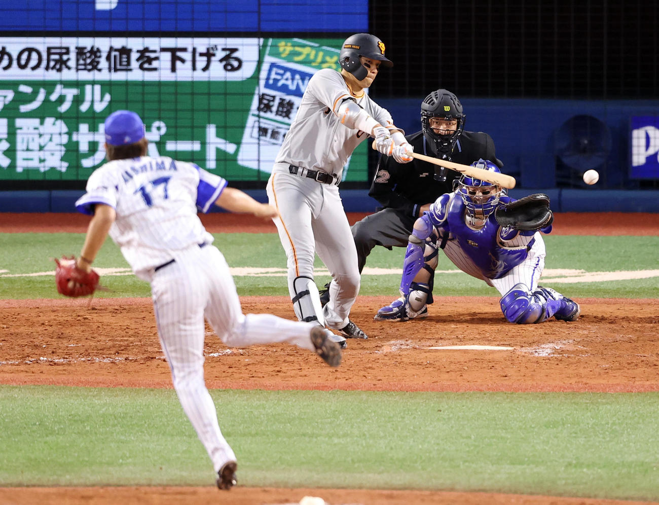 DeNA対巨人　9回表巨人2死三塁、適時打を放つ大城。投手三嶋（撮影・狩俣裕三）