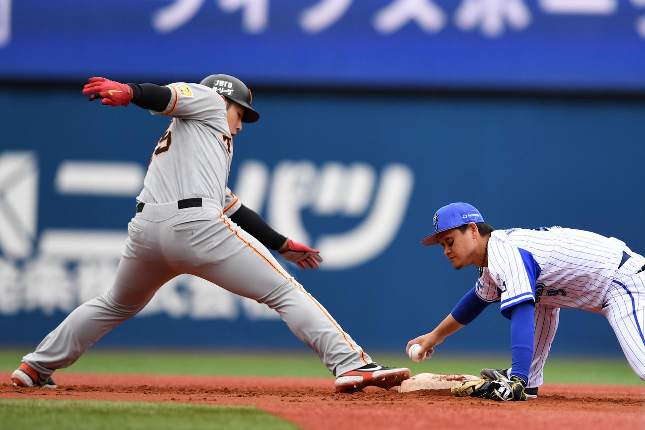 DeNA対巨人　3回表巨人1死一、三塁、落球する大和（右）。左は岡本（撮影・横山健太）
