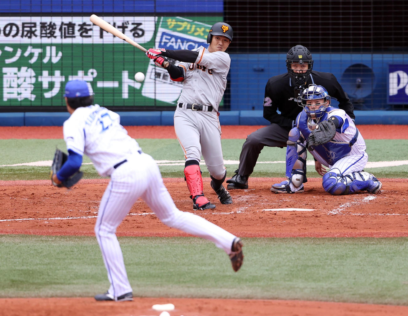 DeNA対巨人　3回表巨人1死一、二塁、適時打を放つ田中俊。投手上茶谷（撮影・狩俣裕三）