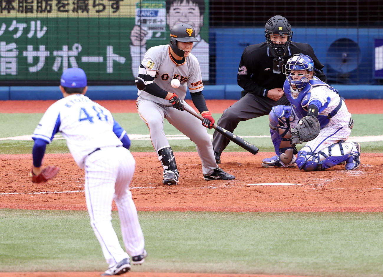 DeNA対巨人　5回表巨人1死一、三塁、スクイズを決める畠。投手京山（撮影・狩俣裕三）