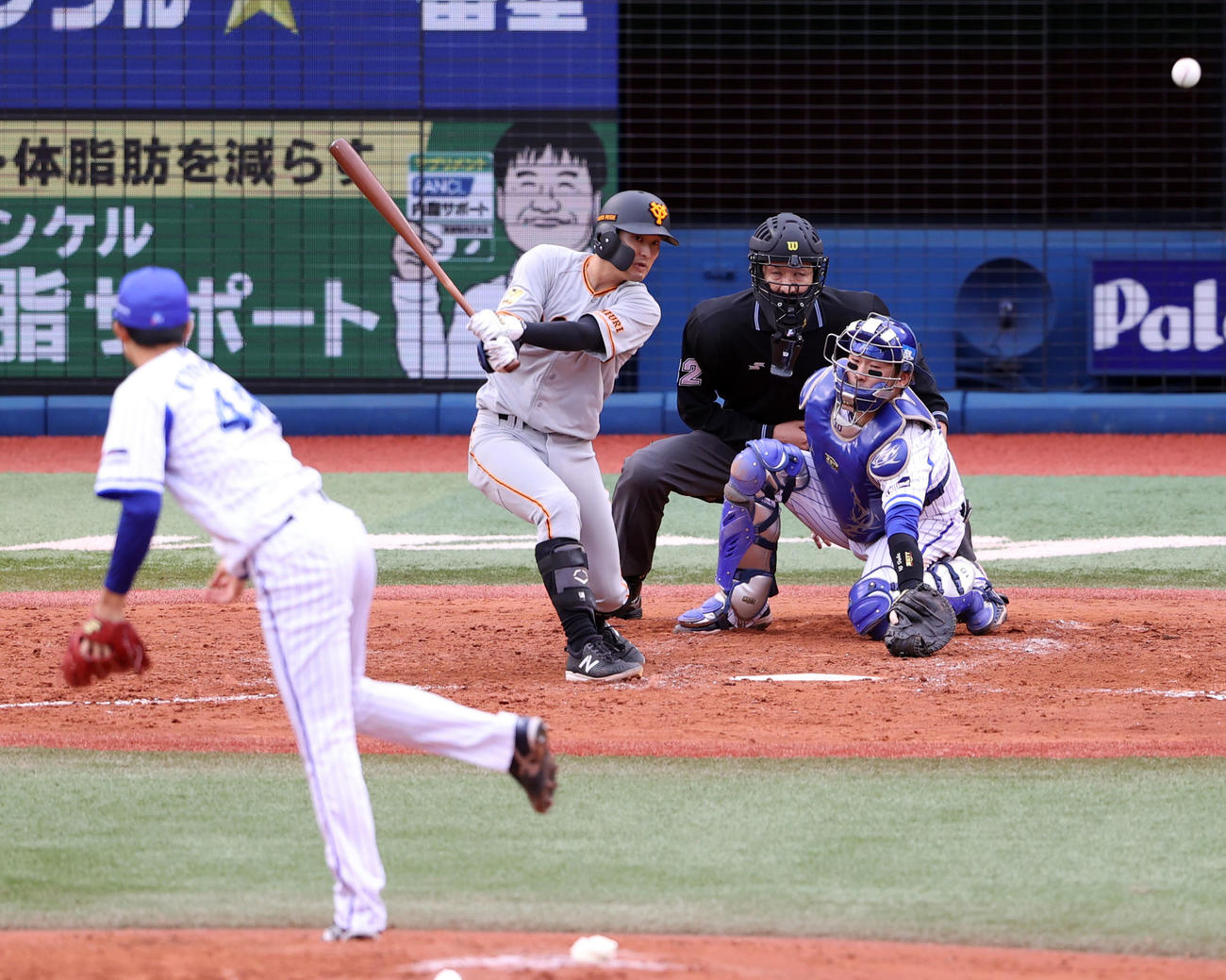 DeNA対巨人　5回表巨人2死二塁、適時打を放つ吉川尚。投手京山（撮影・狩俣裕三）