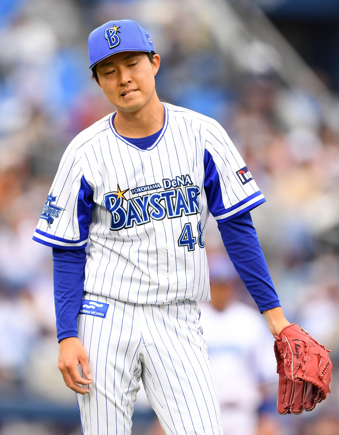 DeNA対巨人　5回表巨人1死一、三塁、畠に一犠打を決められ肩を落とす京山（撮影・横山健太）