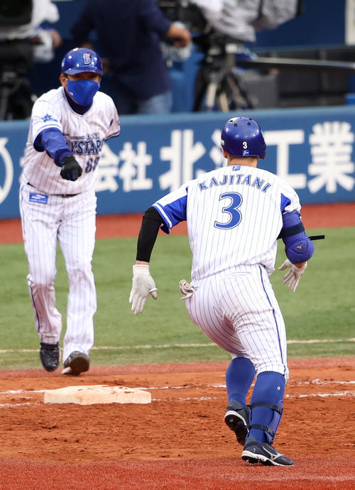 DeNA対巨人　7回裏DeNA無死満塁、満塁弾を放った梶谷（左）は、一塁ベース踏み忘れを永池コーチに指摘され、踏み直す（撮影・狩俣裕三）