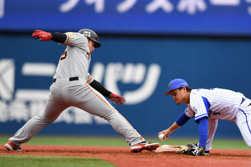 DeNA対巨人　3回表巨人1死一、三塁、落球する大和（右）。左は岡本（撮影・横山健太）