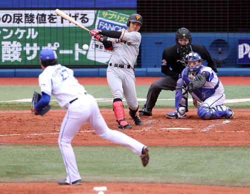 DeNA対巨人　3回表巨人1死一、二塁、適時打を放つ田中俊。投手上茶谷（撮影・狩俣裕三）