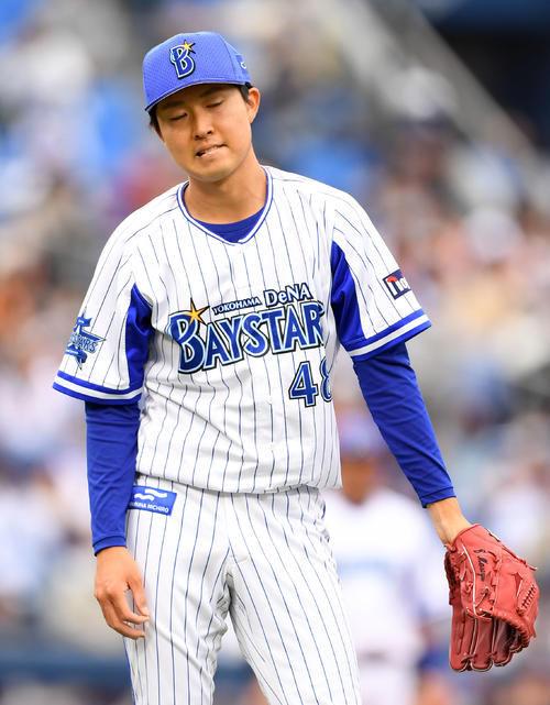 DeNA対巨人　5回表巨人1死一、三塁、畠に一犠打を決められ肩を落とす京山（撮影・横山健太）