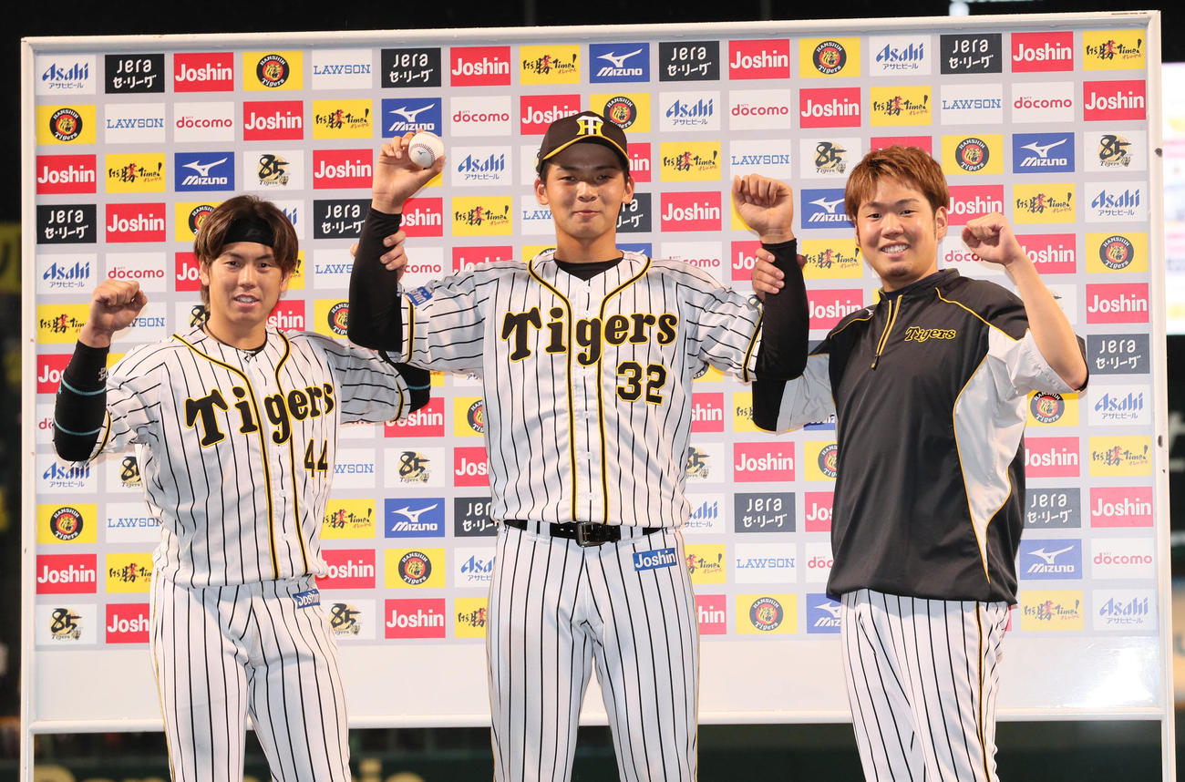 ヒーローインタビューを受けガッツポーズを見せる、左から梅野、井上、西勇（代表撮影）