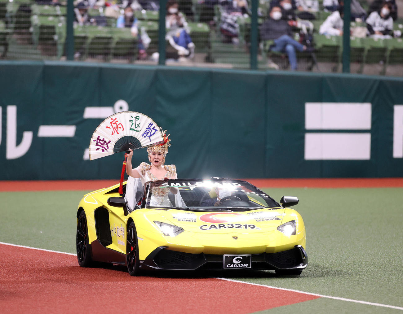 西武対オリックス　セレモニアルピッチで、ランボルギーニに乗り登場した小林幸子（撮影・浅見桂子）