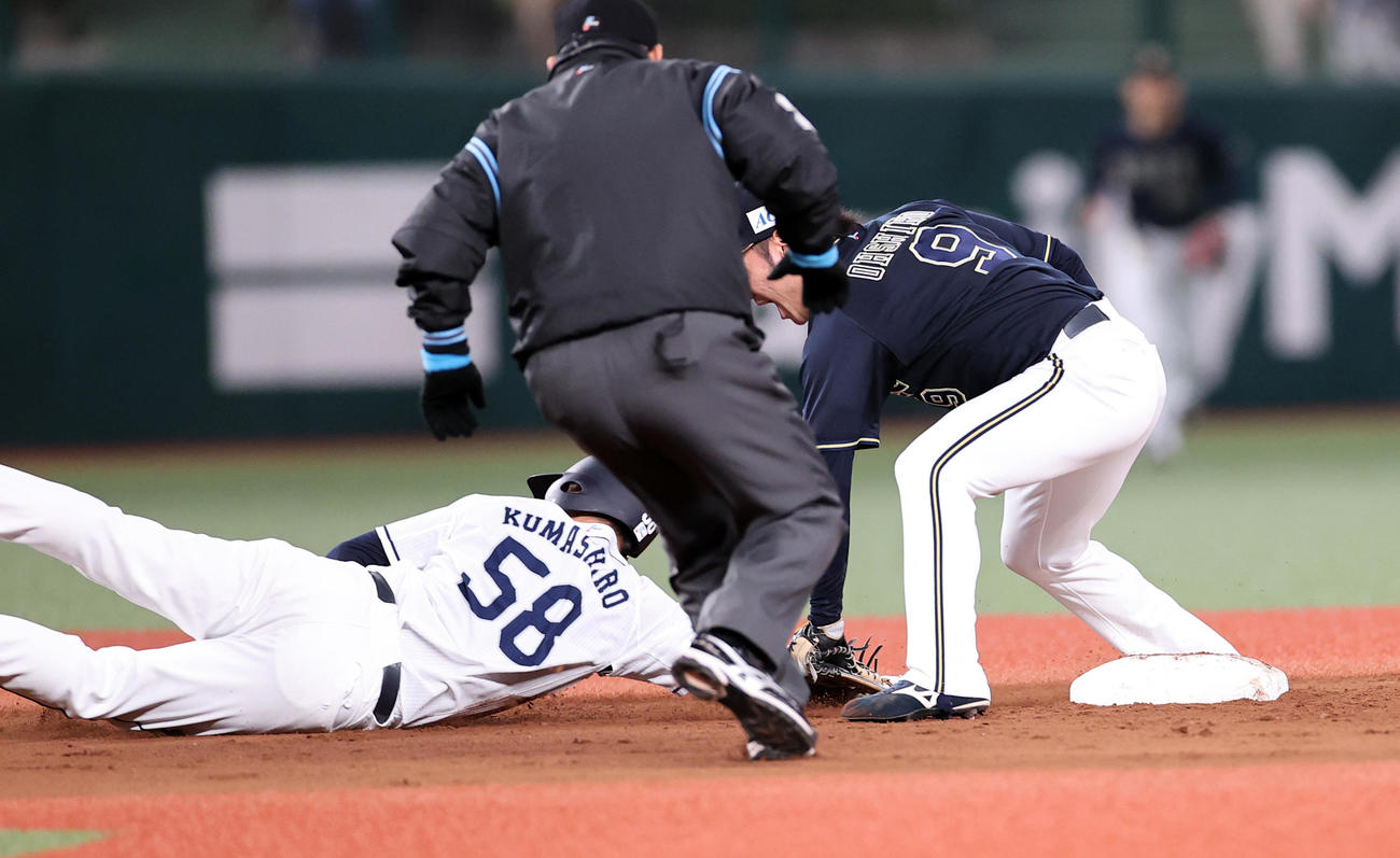西武対オリックス　7回裏西武1死一、二塁、打者金子の時、二塁走者熊代（左）は二塁けん制アウトとなる（撮影・浅見桂子）