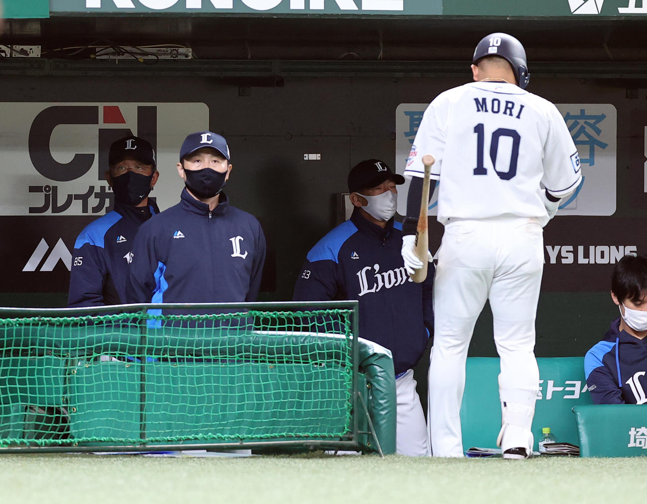 西武対オリックス　6回裏西武1死、森（手前）は空振り三振に倒れ、厳しい表情の辻監督（左）ら（撮影・浅見桂子）