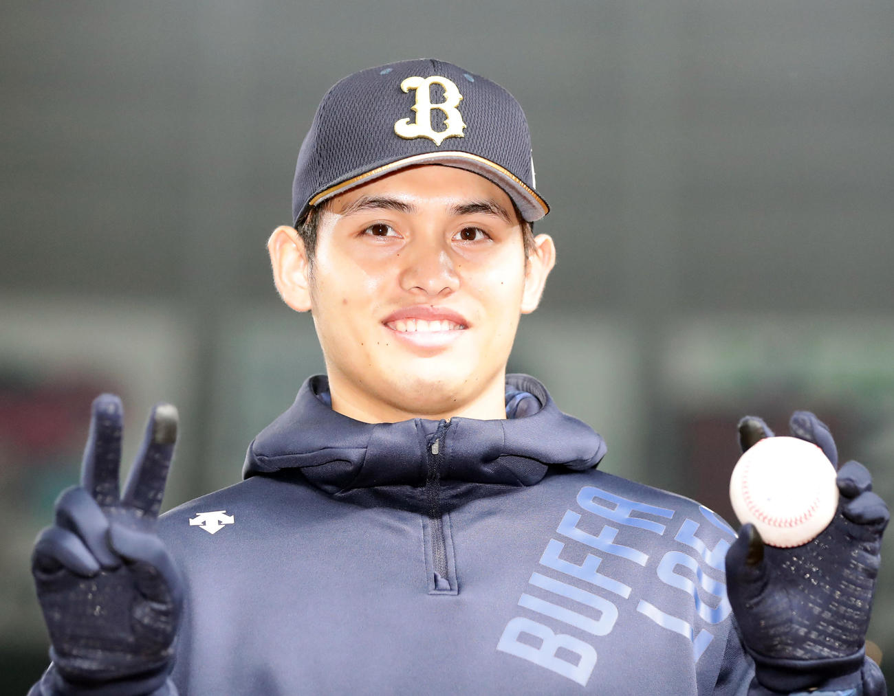 西武対オリックス　2勝目を挙げたオリックス張奕は笑顔で2のポーズ（撮影・浅見桂子）