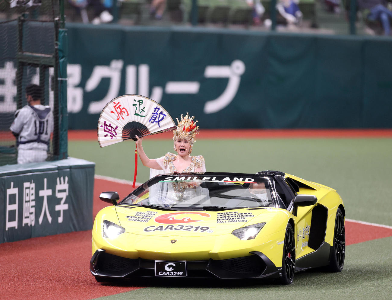西武対オリックス　セレモニアルピッチで、ランボルギーニに乗り登場した小林幸子（撮影・浅見桂子）