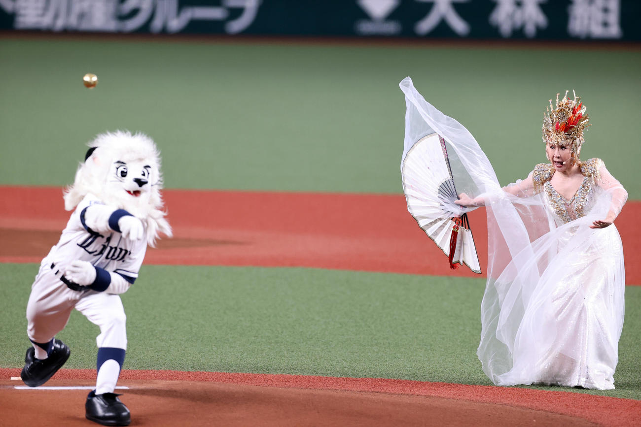 西武対オリックス　セレモニアルピッチに登場した小林幸子は、レオから輝くグラブと金のボールを受け取り投げようとして気を入れるも、結局投げずレオに任せる（撮影・浅見桂子）