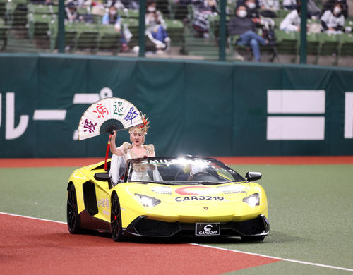 西武対オリックス　セレモニアルピッチで、ランボルギーニに乗り登場した小林幸子（撮影・浅見桂子）