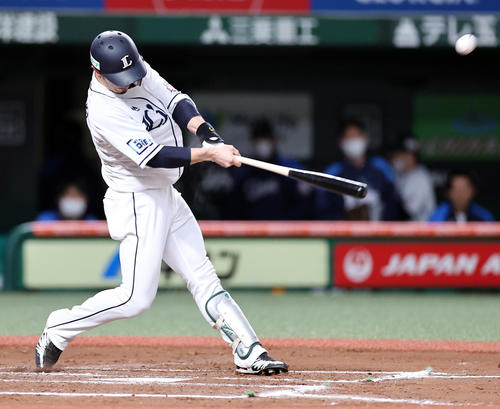 西武対オリックス　7回裏西武1死二、三塁、外崎は中犠飛を放つ（撮影・浅見桂子）