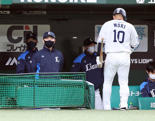 西武対オリックス　6回裏西武1死、森（手前）は空振り三振に倒れ、厳しい表情の辻監督（左）ら（撮影・浅見桂子）