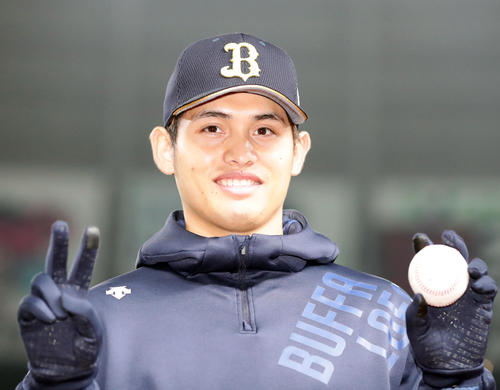 西武対オリックス　2勝目を挙げたオリックス張奕は笑顔で2のポーズ（撮影・浅見桂子）