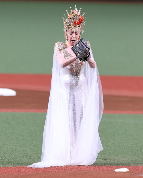 西武対オリックス　セレモニアルピッチに登場した小林幸子は、レオから輝くグラブと金のボールを受け取り投げようとして気を入れる（撮影・浅見桂子）