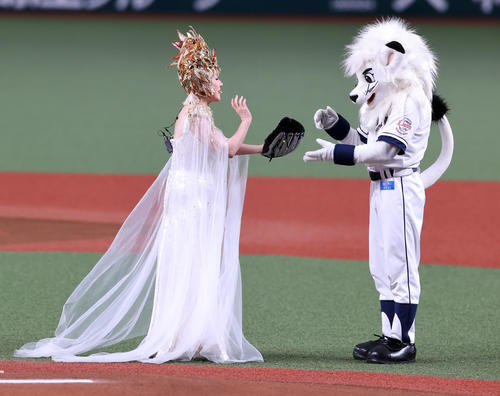 西武対オリックス　セレモニアルピッチに登場した小林幸子は、レオから輝くグラブと金のボールを受け取り投げようとして気を入れるも、結局投げずレオに任せる（撮影・浅見桂子）
